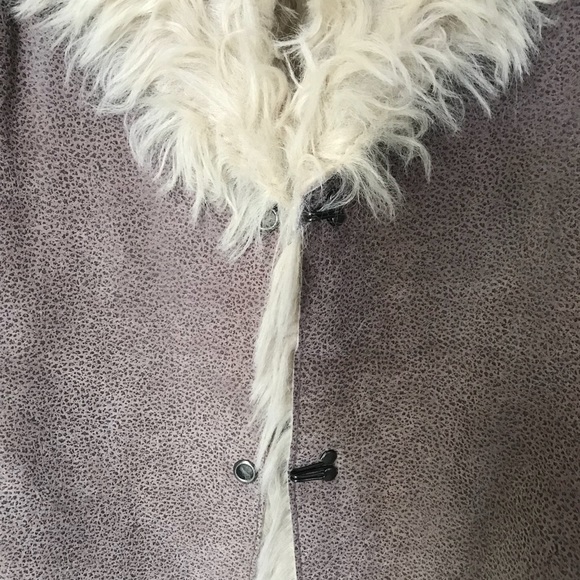 Suede vest lined with faux fur - Picture 3 of 8